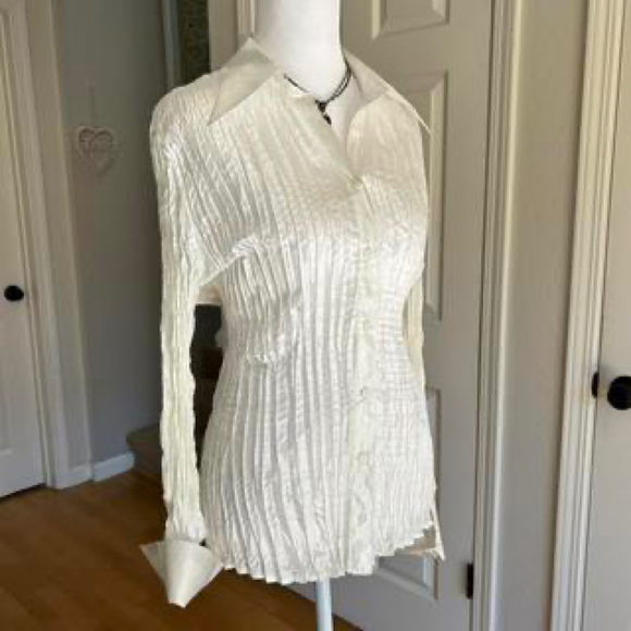 Vintage white cream ruffle crinkle long sleeve button up collared shirt - Picture 3 of 5